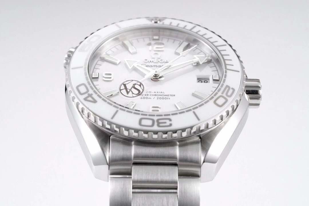 Seamaster Planet Ocean 600M Co-Axial Master Chronometer White Dial 39.5mm on Bracelet