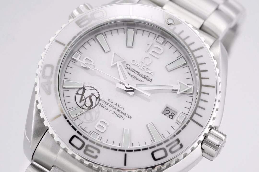 Seamaster Planet Ocean 600M Co-Axial Master Chronometer White Dial 39.5mm on Bracelet