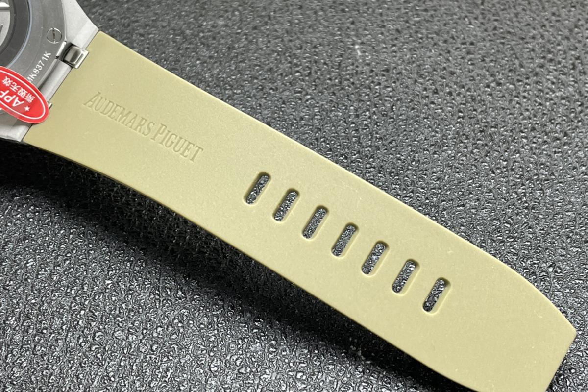 Royal Oak Offshore Novelty 43mm Smoked Light Brown Dial Ref. 26420SO.OO.A600CA.01